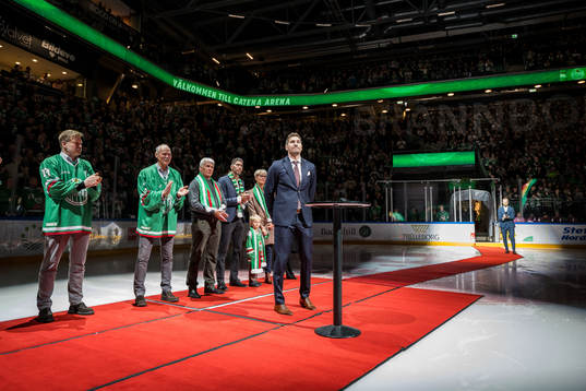Rögles Mattias Sjögren hyllas då hans tröja ska hissas