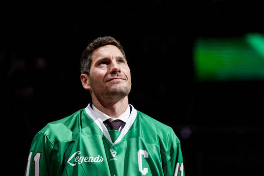 Rögles Mattias Sjögren hyllas då hans tröja ska hissas