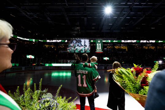 Rögles Mattias Sjögren hyllas då hans tröja ska hissas