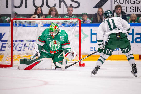 Rögles målvakt Christoffer Rifalk  räddar Färjestads