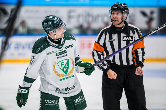 Färjestads Joel Kellman i diskussion med domare