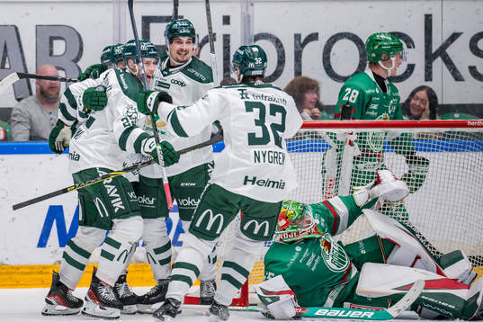 Färjestads Per Åslund jublar med David Tomasek