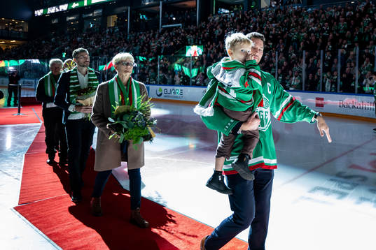 Rögles Mattias Sjögren hyllas då hans tröja ska hissas