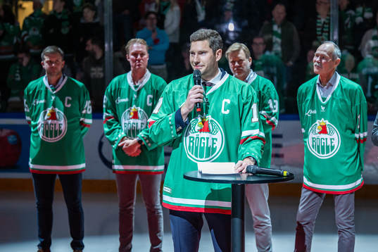 Rögles Mattias Sjögren hyllas då hans tröja ska hissas