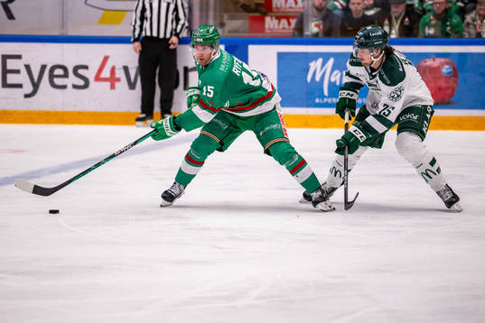 Rögles Simon Ryfors  och Färjestads Jeremy Salvas Groleau