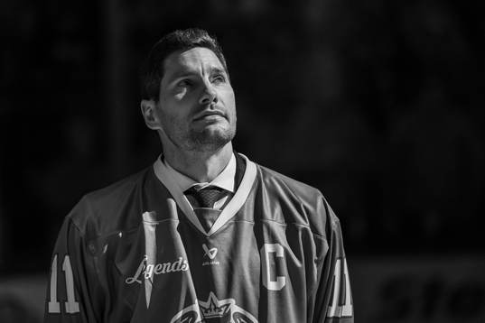 Rögles Mattias Sjögren hyllas då hans tröja ska hissas