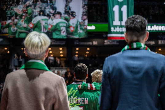 Rögles Mattias Sjögren hyllas då hans tröja ska hissas