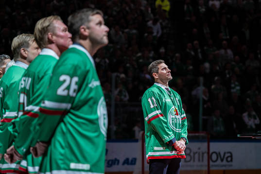 Rögles Mattias Sjögren hyllas då hans tröja ska hissas