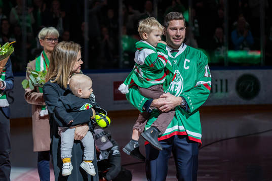 Rögles Mattias Sjögren hyllas då hans tröja ska hissas