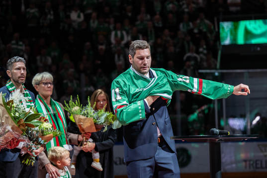 Rögles Mattias Sjögren hyllas då hans tröja ska hissas