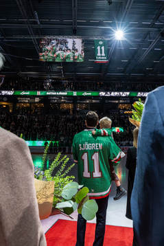 Rögles Mattias Sjögren hyllas då hans tröja ska hissas