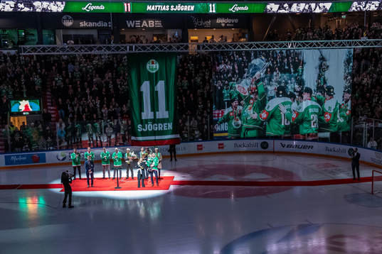 Rögles Mattias Sjögren hyllas då hans tröja ska hissas