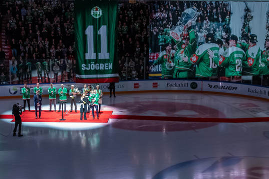 Rögles Mattias Sjögren hyllas då hans tröja ska hissas