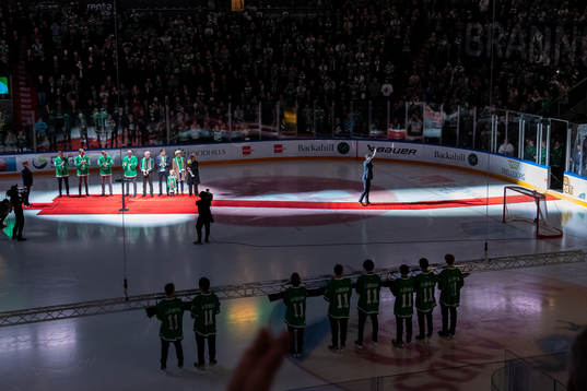 Rögles Mattias Sjögren hyllas då hans tröja ska hissas