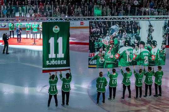 Rögles Mattias Sjögren hyllas då hans tröja ska hissas