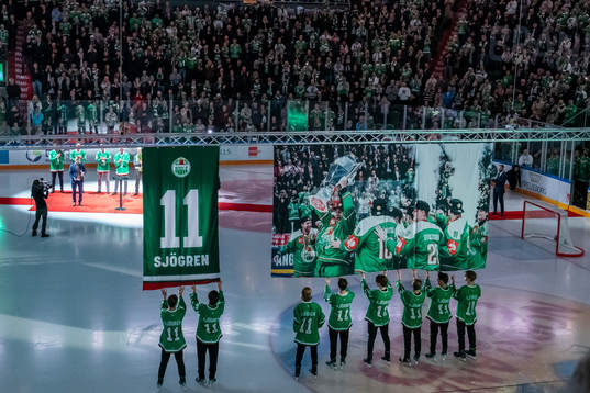 Rögles Mattias Sjögren hyllas då hans tröja ska hissas