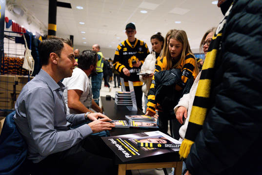 Skellefteås Joakim Lindström och Jonas Fahlman signerar