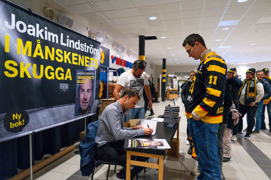 Skellefteås Joakim Lindström och Jonas Fahlman signerar