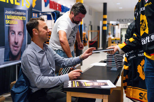 Skellefteås Joakim Lindström och Jonas Fahlman signerar