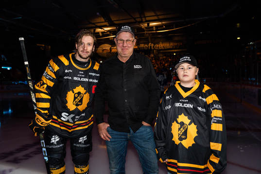 Skellefteås Jonathan Pudas med matchvärdarna från
