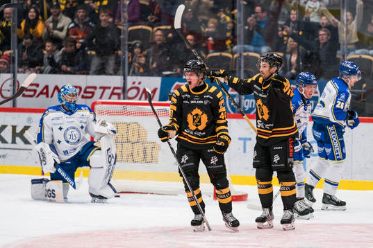 Skellefteås Anton Heikkinen och Dylan Sikura jublar