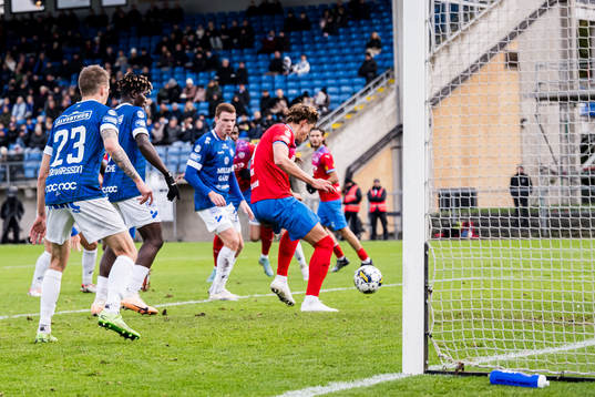 Helsingborgs Thomas Pauck Rogne med en målchans
