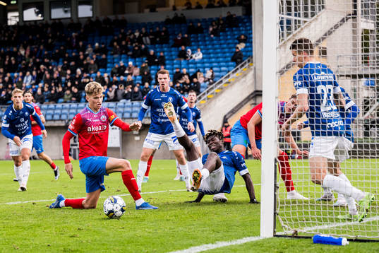 Helsingborgs Benjamin Örn med en målchans