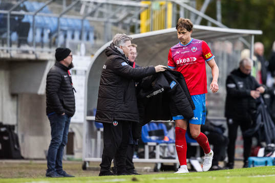Helsingborgs Thomas Pauck Rogne lämnar planen