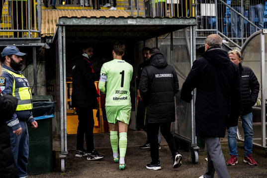 Helsingborgs målvakt Kalle Joelsson deppar