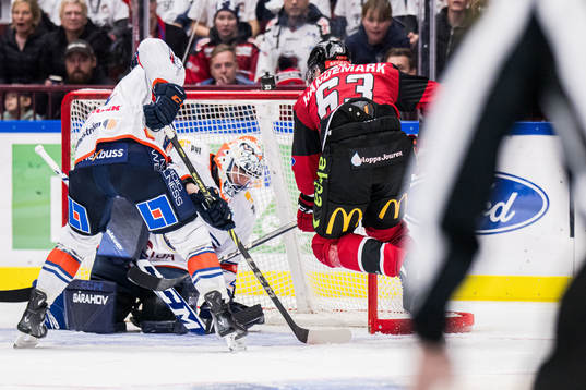 Växjö Lakers HCs målvakt Emil Larmi och IF Malmö