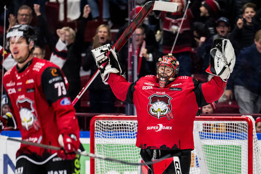 IF Malmö Redhawks målvakt Daniel Marmenlind jublar