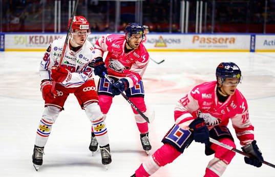 Timrås Simon Forsmark och <liloi19<under ishockeymatchen i