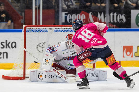 Linköpings Remi Elie gör 4-3 på Timrås målvakt Tim Juel
