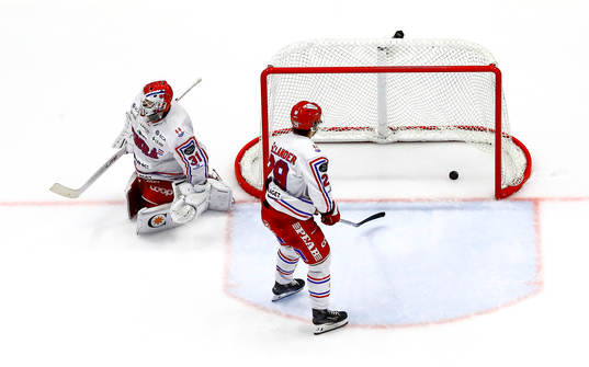 Timrås målvakt Tim Juel och Filip Hållander deppar