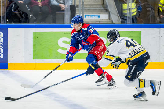 Oskarshamns Logan Hutsko och HV71s Oskar Stål-Lyrenäs