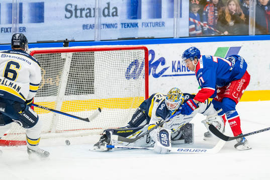 Oskarshamns Viktor Lodin gör 1-0 bakom HV71s Joni Ortio