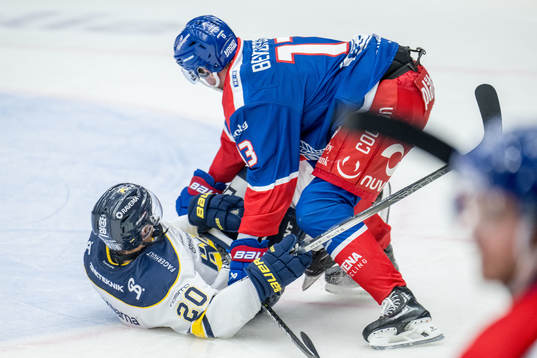 HV71s André Petersson och Oskarshamns Rasmus Bengtsson