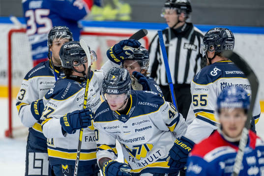 HV71s Oskar Stål-Lyrenäs jublar