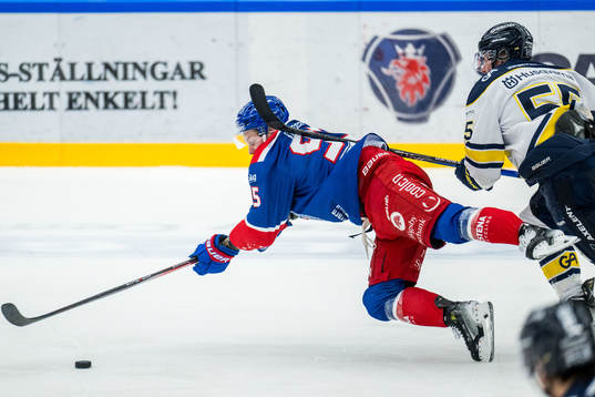 Oskarshamns Nick Olesen och HV71s Mikael Seppälä