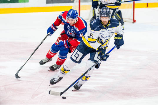 Oskarshamns Ahti Oksanen och HV71s Anton Strålman