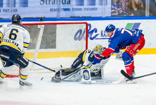HV71s målvakt Joni Ortio och Oskarshamns Viktor Lodin som