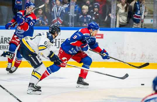 HV71s Oliwer Kaski och Oskarshamns Ahti Oksanen