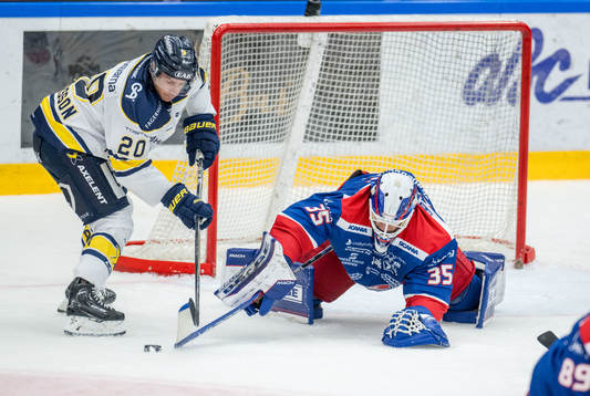 HV71s André Petersson och Oskarshamns målvakt Emil Kruse