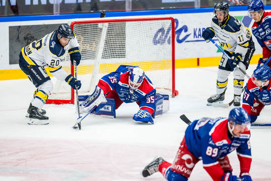 HV71s André Petersson och Oskarshamns målvakt Emil Kruse