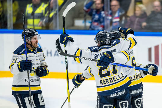 HV71s Victor Sjöholm jublar