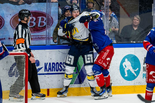 HV71s Axel Landén och Oskarshamns Lukas Pilö bråkar