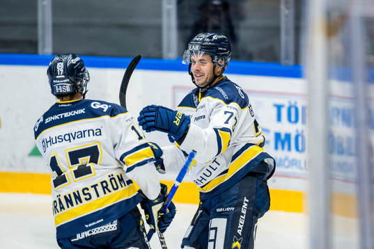 HV71s Nicholas Shore jublar