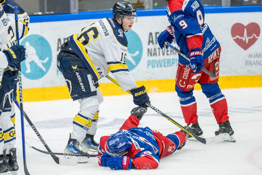 Oskarshamns Patrik Karlkvist och HV71s Axel Landén