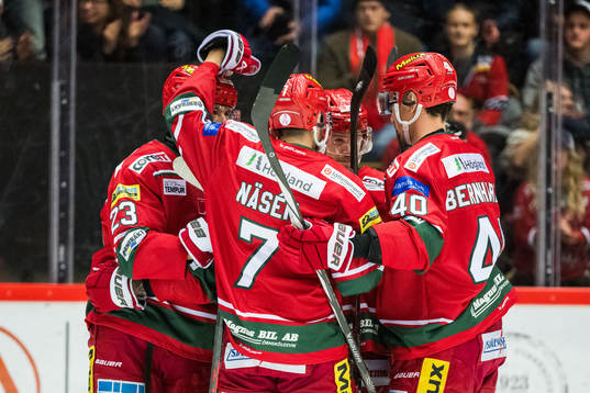 Luleås Jesper Sellgren jublar med lagkamrater efer att han
