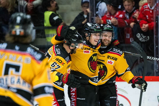 Luleås Erik Gustafsson jublar med lagkamrater